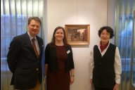 HDO-Direktor Prof. Dr. Andreas Otto Weber, Patricia Erkenberg und Kuratorin Friederike Niesner vor dem Titelbild „Planung“