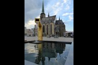 Die St. Bartholomäus-Kathedrale in Pilsen / Plzeň,  im Vordergrund Brunnen von Ondřej Císler.