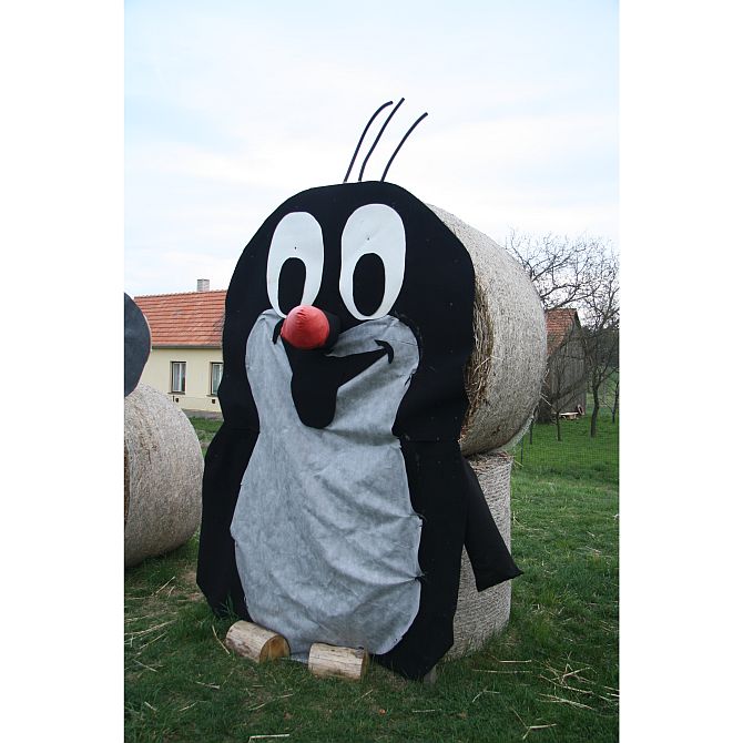 Maulwurf an Strohballen