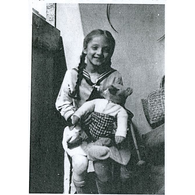 Schwarz-weiß Foto, kleines Mädchen mit Teddybär